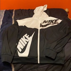 Nike boys’ Sportswear Graphic Windbreaker jacket